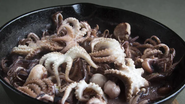 Mini Pulpo Proceso Tostado Una Sartén Hierro Fundido — Foto de Stock