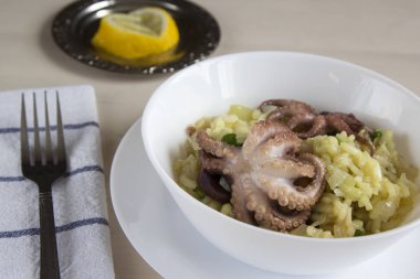 Paella karides ve ahtapot