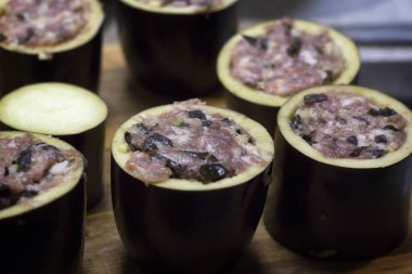 Doldurulmuş patlıcan hazırlanması süreci