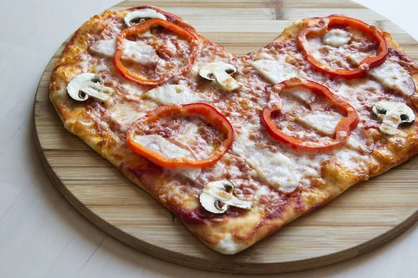 Pizza na forma de um coração — Fotografia de Stock