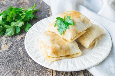 Tavuk ciğeri ve patates ile krep dolması