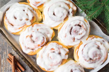 Beyaz tabakta Tarçın ve Krem ile Ev yapımı Cinnabon Çörekler