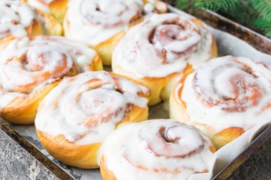 Beyaz tabakta Tarçın ve Krem ile Ev yapımı Cinnabon Çörekler
