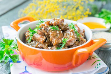 Bal ve susam ile soya soslu sığır güveç