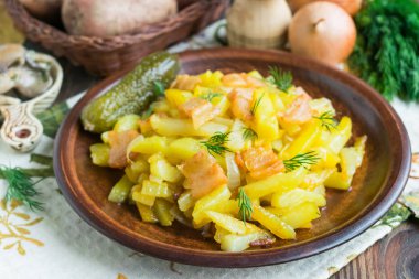 Rus ulusal mutfağı: pastırma ve soğan ile kızarmış patates