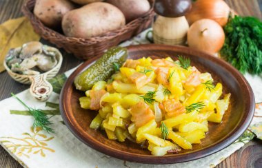 Rus ulusal mutfağı: pastırma ve soğan ile kızarmış patates