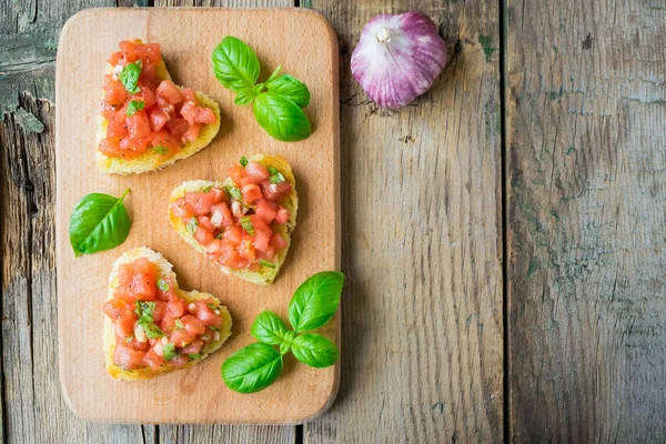 Bruschetta กับมะเขือเทศสด, กระเทียมและเบซิลซัลซ่า — ภาพถ่ายสต็อก