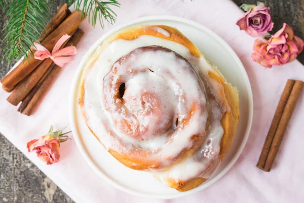 Homemade Cinnabon Buns z cynamonem i śmietany na białej płycie na — Zdjęcie stockowe