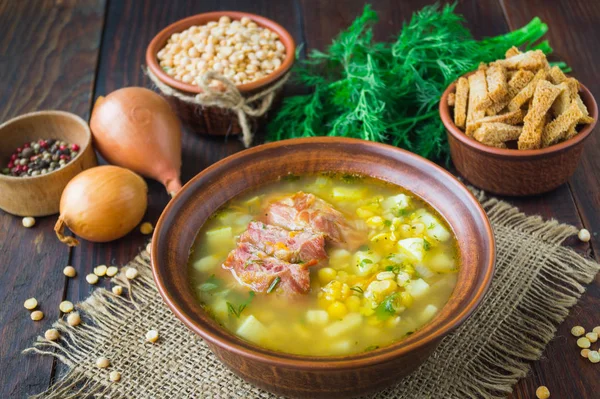 Erbsensuppe. traditionelle Suppe mit Erbsen, Gemüse und geräucherten Rippen — Stockfoto