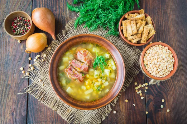 Erbsensuppe. traditionelle Suppe mit Erbsen, Gemüse und geräucherten Rippen — Stockfoto