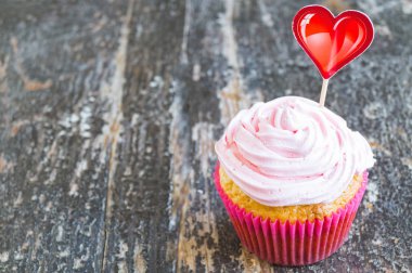 Ahşap arka plan üzerinde pembe lor krem ile Hindistan cevizi cupcake