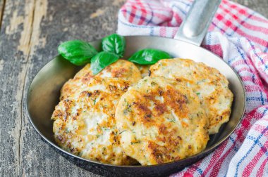 Tavada yulaf gevreği ve dereotu ile kızarmış tavuk pirziçin