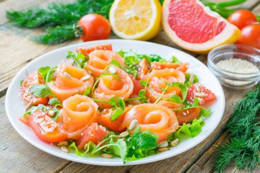 Greyfurt lu ve Çeri Domatesli Somon Salatası