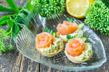 Avokado ezmesi, tuzlu somon ve maydanoz ile Tartlets