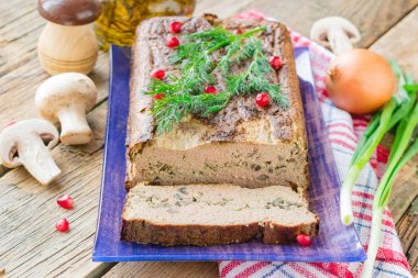 Mantar ve soğan ile tavuk ciğeri sufle