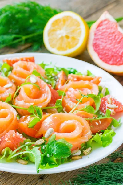 Салат из лосося с грейпфрутом и вишневыми помидорами — стоковое фото