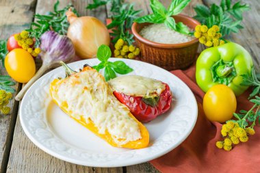 Fırında peynirli tavuk ve pilav lı biber dolması