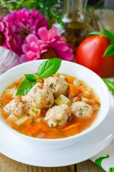 Tomatensuppe mit Hühnerfrikadellen. Gemüsesuppe mit Huhn. — Stockfoto
