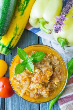 Sebze güveç ahşap bir arka plan üzerinde cam bir kase servis edilir. Se