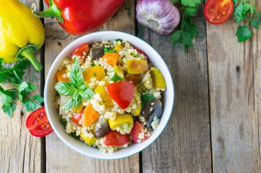 Sebzeli bulgur salatası. Sebzeli bulgur. Ahşap bac