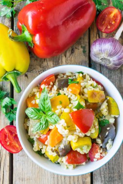 Sebzeli bulgur salatası. Sebzeli bulgur. Ahşap bac