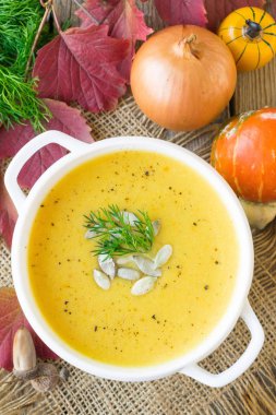 Beyaz seramik tabakta servis edilen sebzeli kabak çorbası