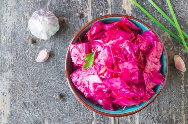 Salamura edilmiş beyaz lahana pancar ve maydanoz yapraklı baharatlar.