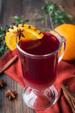 Sıcak alkolsüz sıcak şarap, meyve suyu ve baharattan yapılmış, cam kadehte.
