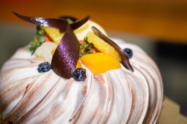 Kremalı çikolatalı kek meyve ile katmanlı