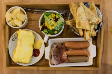 Alman sosisi brunch salata, yumurta ve tost ile