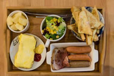 Alman sosisi brunch salata, yumurta ve tost ile