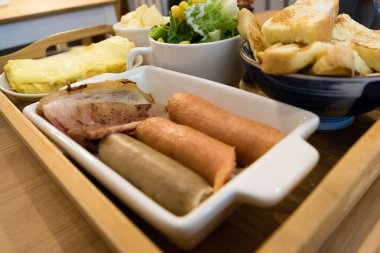 Alman sosisi brunch salata, yumurta ve tost ile