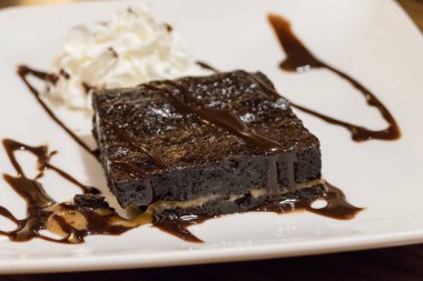 Krem ve karamel ile çikolatalı kek