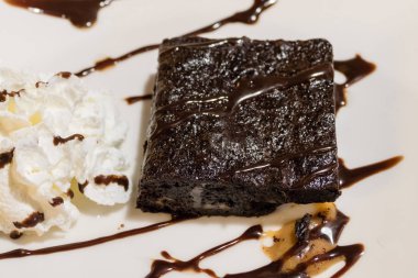 Krem ve karamel ile çikolatalı kek