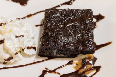 Krem ve karamel ile çikolatalı kek