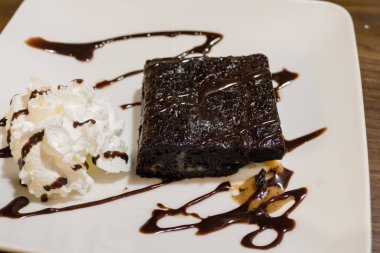 Krem ve karamel ile çikolatalı kek