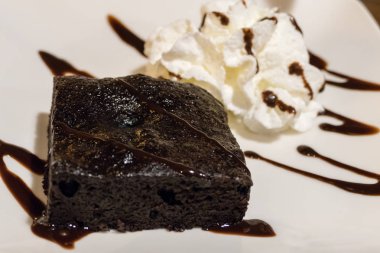 Krem ve karamel ile çikolatalı kek