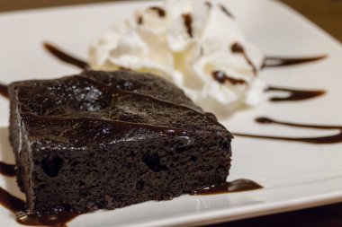 Krem ve karamel ile çikolatalı kek