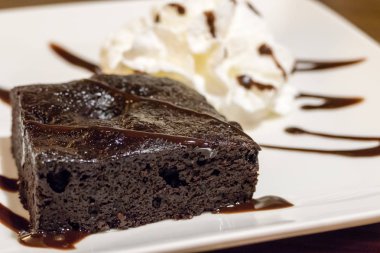 Krem ve karamel ile çikolatalı kek