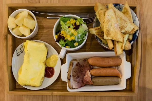 Alman sosisi brunch salata, yumurta ve tost ile