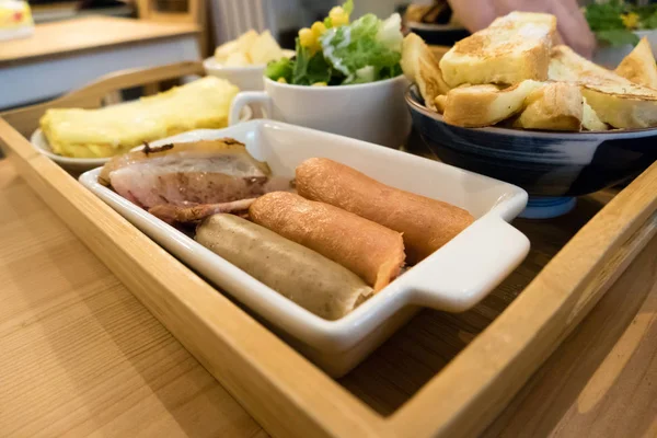 Alman sosisi brunch salata, yumurta ve tost ile