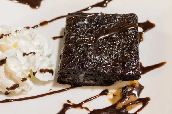 Krem ve karamel ile çikolatalı kek