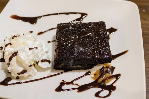 Krem ve karamel ile çikolatalı kek