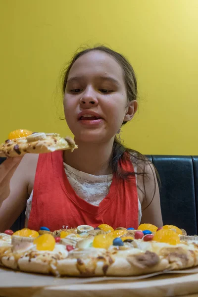 Jovem Mista Tween Menina Comendo Doces Marshmallow Pizza Chocolate — Fotografia de Stock