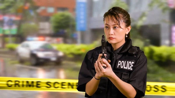 Asiático Americano Mulher Policial Local Crime Segurando Pistola Arma Fogo — Fotografia de Stock