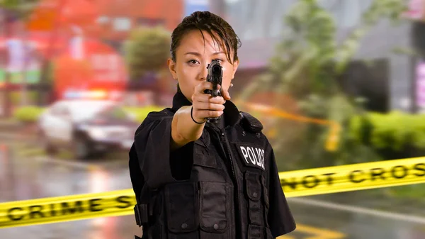 Asiatisch Amerikanische Polizistin Tatort Mit Pistole — Stockfoto