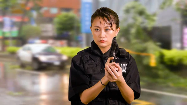 Mujer Asiática Americana Oficial Policía Escena Del Crimen Sosteniendo Pistola — Foto de Stock