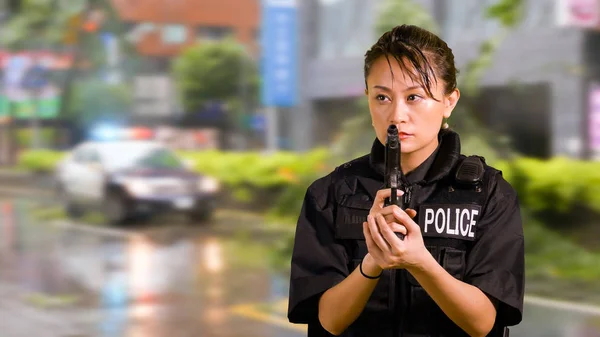 Asiatisch Amerikanische Polizistin Tatort Mit Pistole — Stockfoto