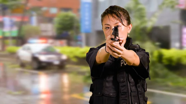 Asiático Americano Mulher Policial Local Crime Apontando Pistola — Fotografia de Stock