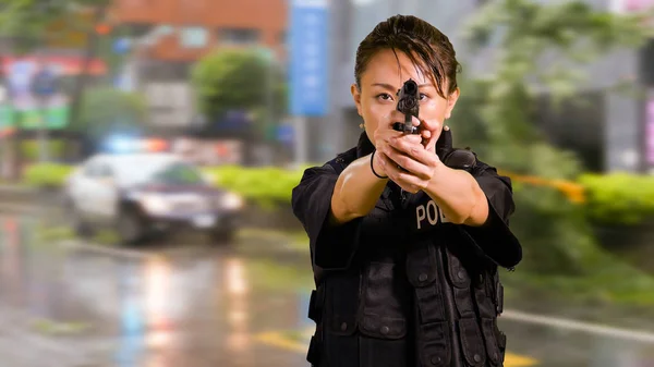 Asiático Americano Mulher Policial Local Crime Apontando Pistola — Fotografia de Stock